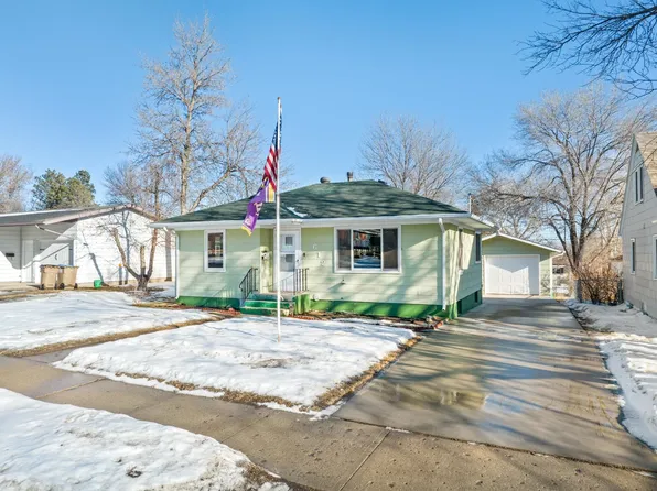 612 21st St NW, Minot, ND 58703
