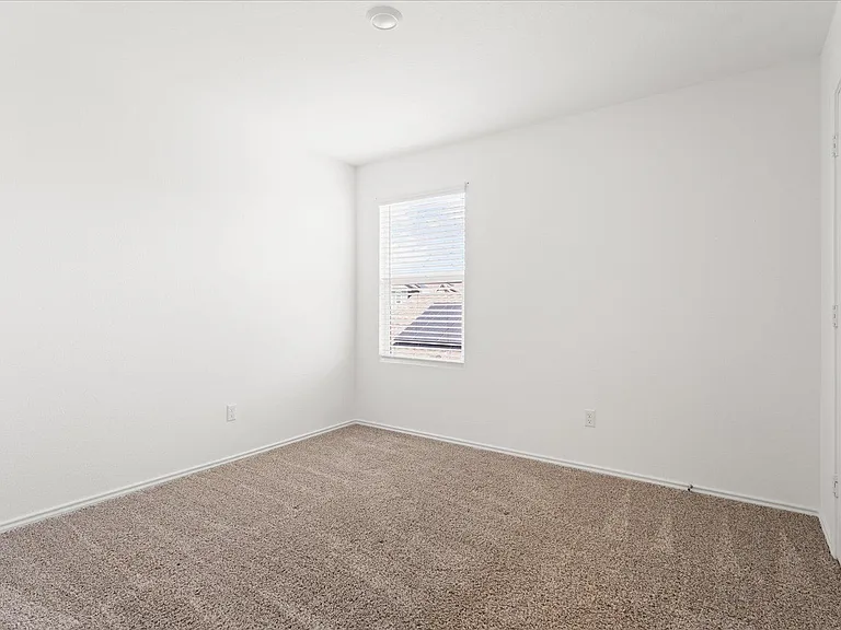 905 Powell St — Photo 32