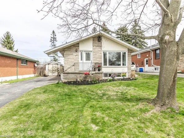 11 Carwyn Cres, Hamilton, ON L8S 3H3