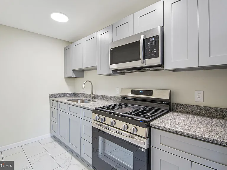 505 Stratford Rd — Photo 1