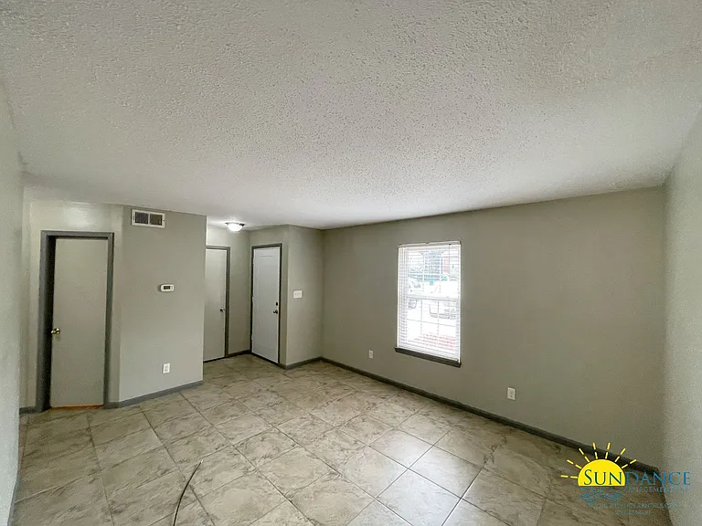144 Valencia Dr — Photo 4