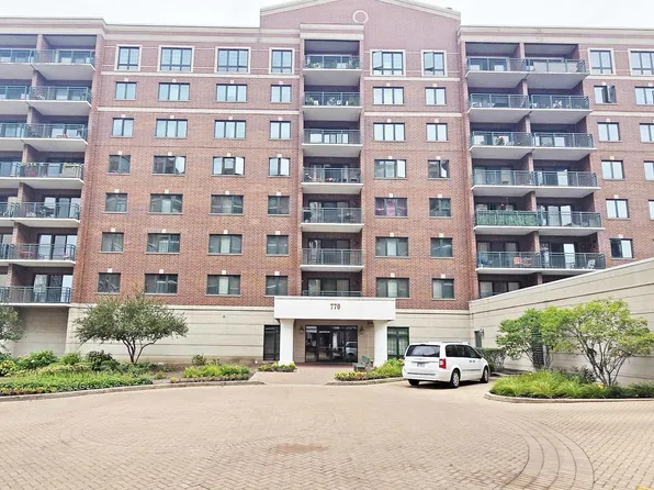 770 Pearson St APT 303, Des Plaines, IL 60016