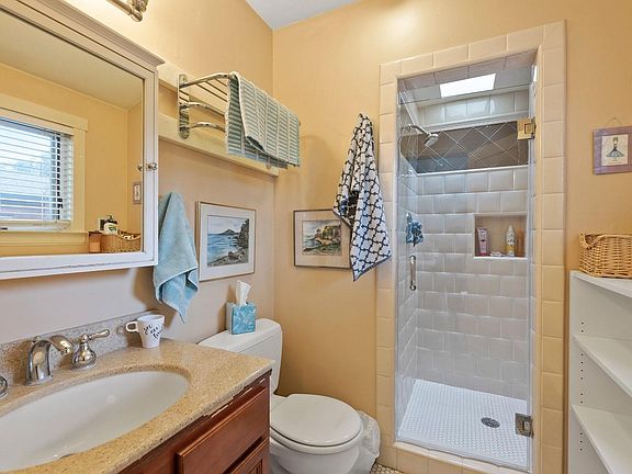 3rd image of 458-460 Bell Ct
