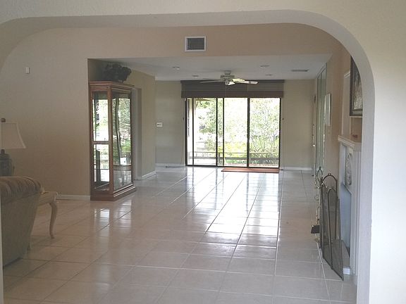 4th image of 310 Coconut Isle Dr