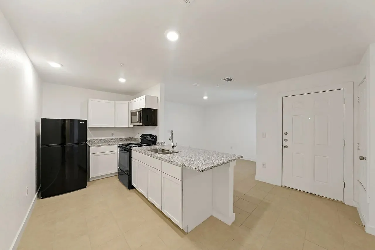 2 bed, 750 sqft, $995 — Photo 3