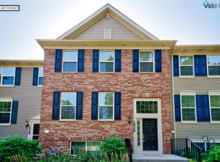 1526 Deer Pointe Dr, South Elgin, IL 60177