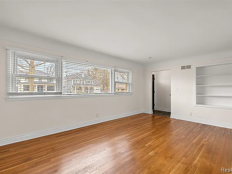 2046 Yorkshire Rd — Photo 15