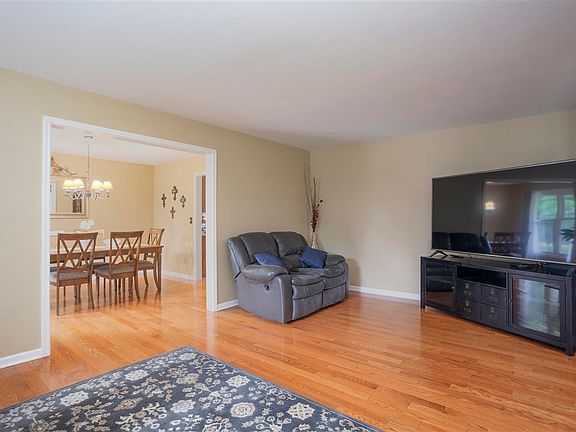 4th image of 5740 Clarendon Dr