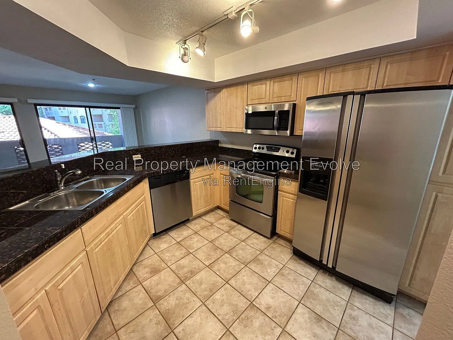 3 bed, 2.0 bath, 1428 sqft, $1,995 — Photo 2