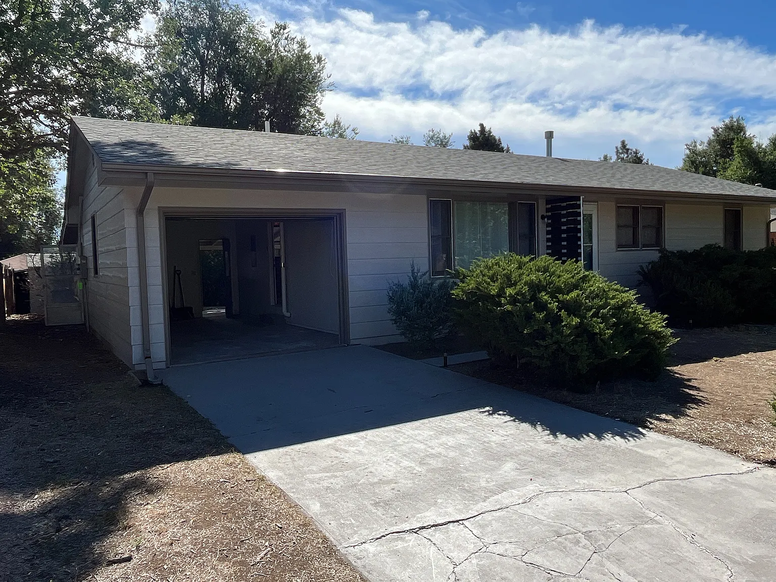 3 bed, 2016 sqft, $2,400 — Photo 2