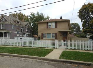 369 Prairie St, Elgin, IL 60120