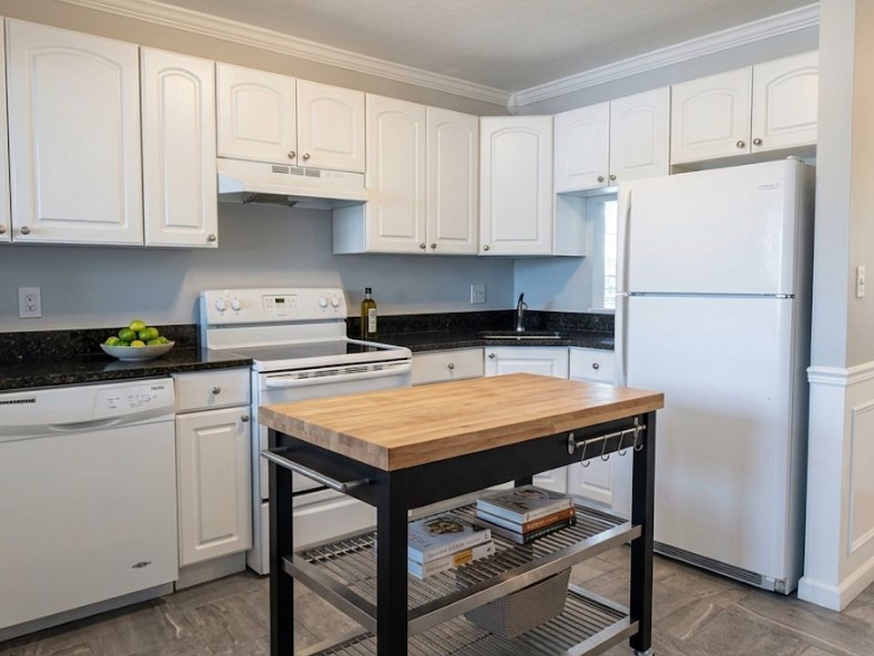 2nd image of 124 Spring St #8