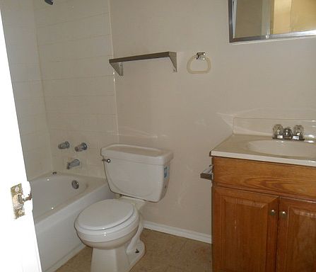4th image of 2503 SE 6th St APT 17