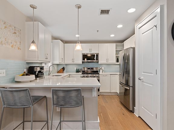 4th image of 2 Paterson Ave APT 2B