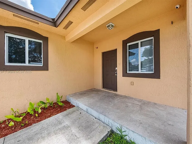 6124 SW 39th St — Photo 5