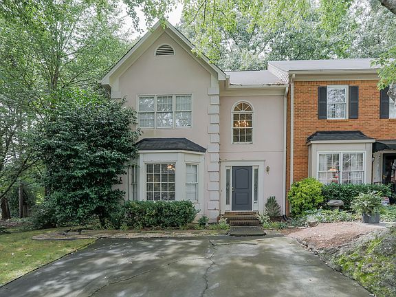 2nd image of 581 Harcourt Pl SE