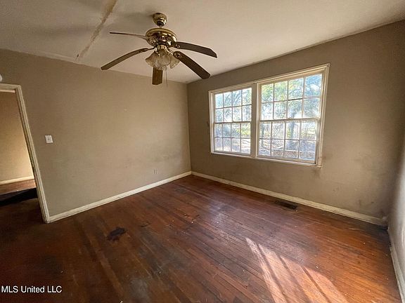 5th image of 4835 Maplewood Dr