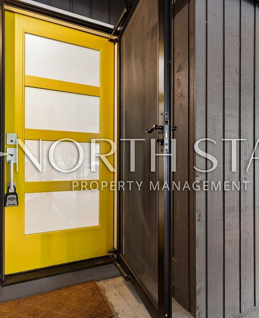 Wooded Setting, Thoughtful Updates & Unbeatable Lake Oswego Location — Photo 4