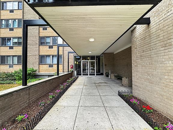 2nd image of 1025 Hancock St Unit 8C