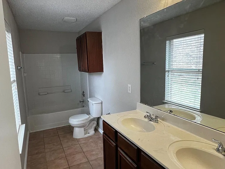 1601 Hedgewood Trl — Photo 14
