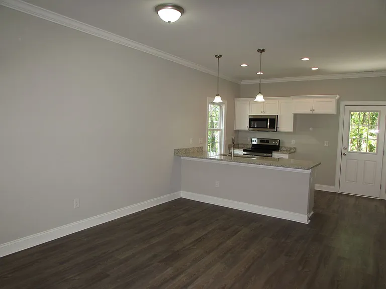 1094 20th St NE — Photo 3