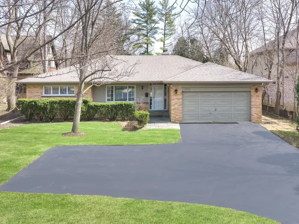 1305 Stratford Rd, Deerfield, IL 60015