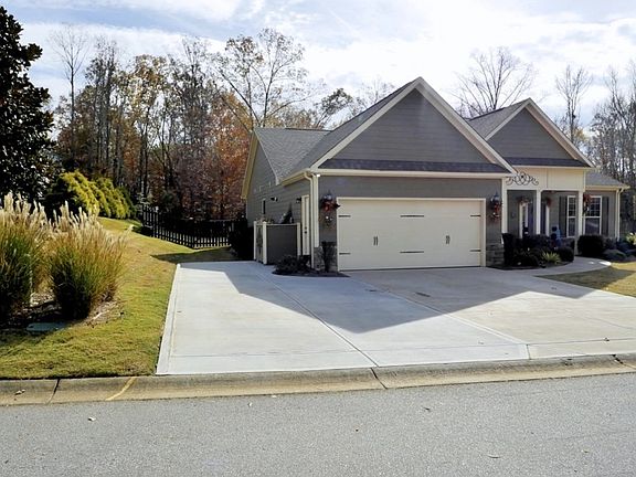 2nd image of 184 Carolina Oaks Dr