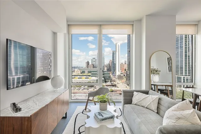 606 W 30th St #19F — Photo 3