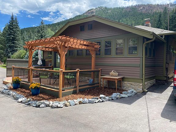 Great mountain home with pergola/deck and flagstone seating areas