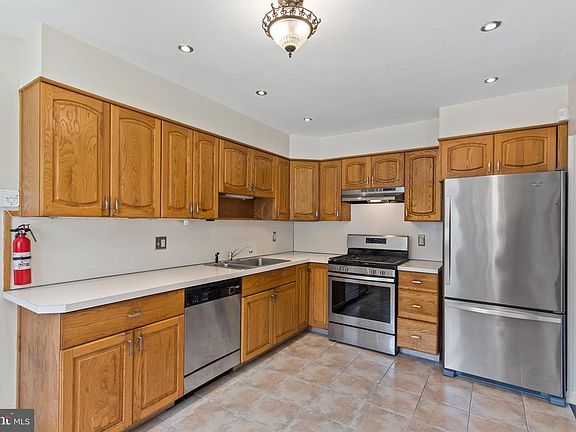 4th image of 6125 Hollinshed Ave