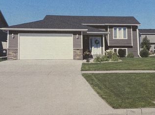 5460 Mac Dr, Grand Forks, ND 58201