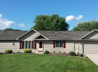N7842 Maple Ridge Rd, Oconomowoc, WI 53066