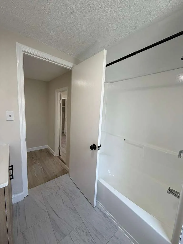2 bed, $1,400 — Photo 4