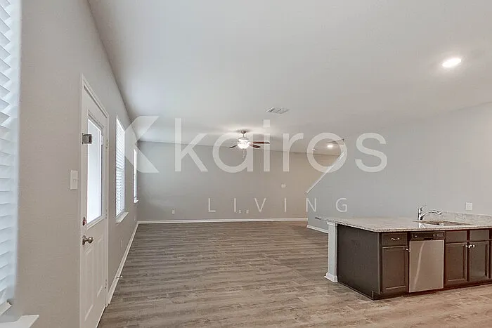 3 bed, 2.5 bath, 1918 sqft, $1,795 — Photo 3