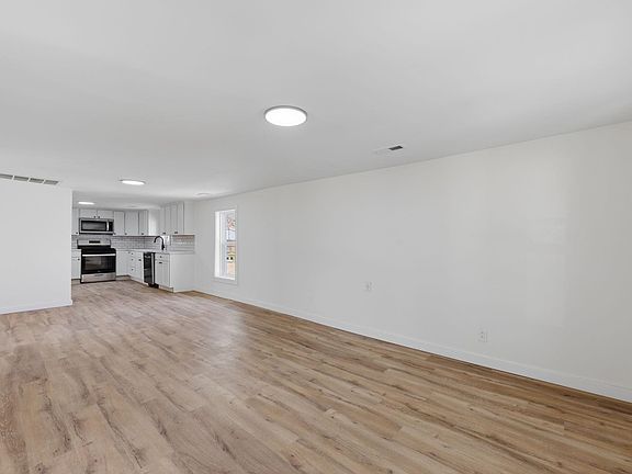 4th image of 735 N Doris St