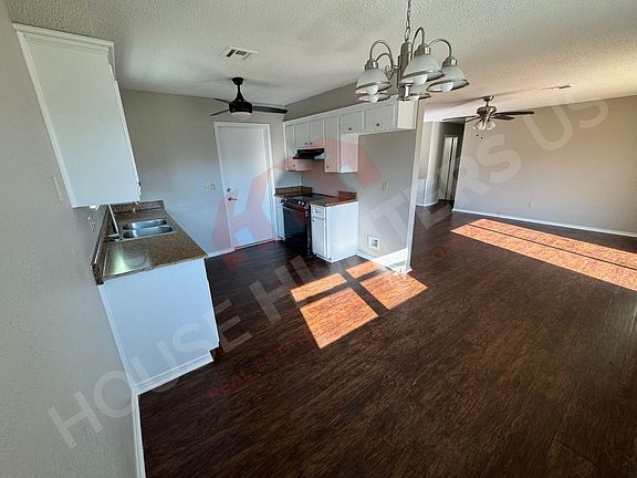3rd image of 920 NW 104th St