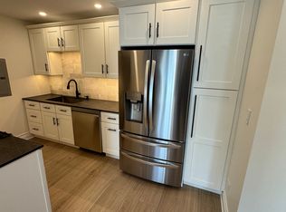 860 E Old Willow Rd APT 142, Prospect Heights, IL 60070