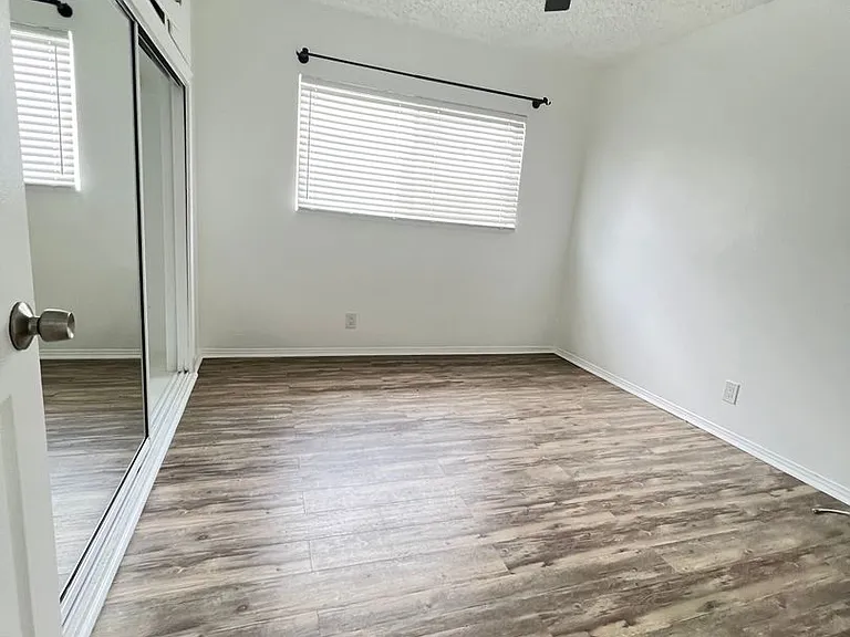Eden Roc Apartments — Photo 19