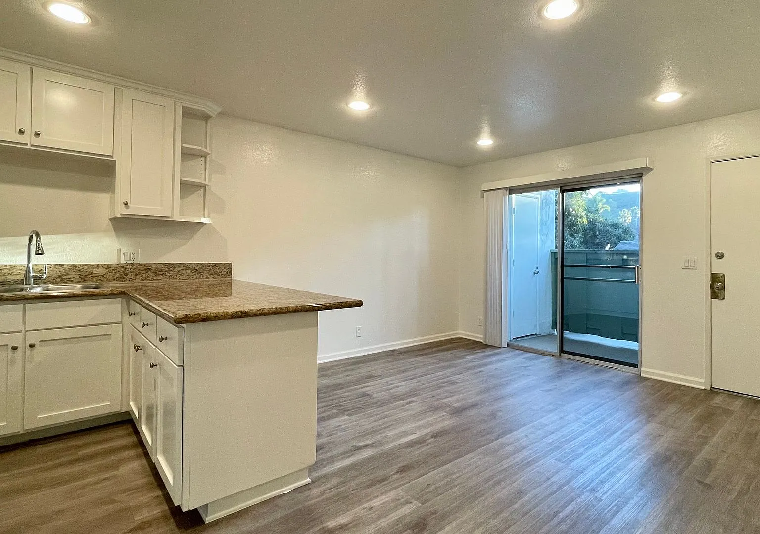 Upstairs 1 Bedroom Apartment in Convenient Downtown Santa Barbara Location — Photo 1