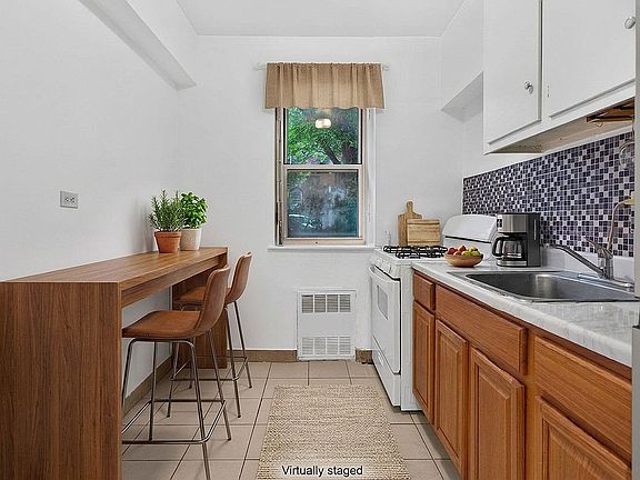 4th image of 759 E 10th St APT 1B