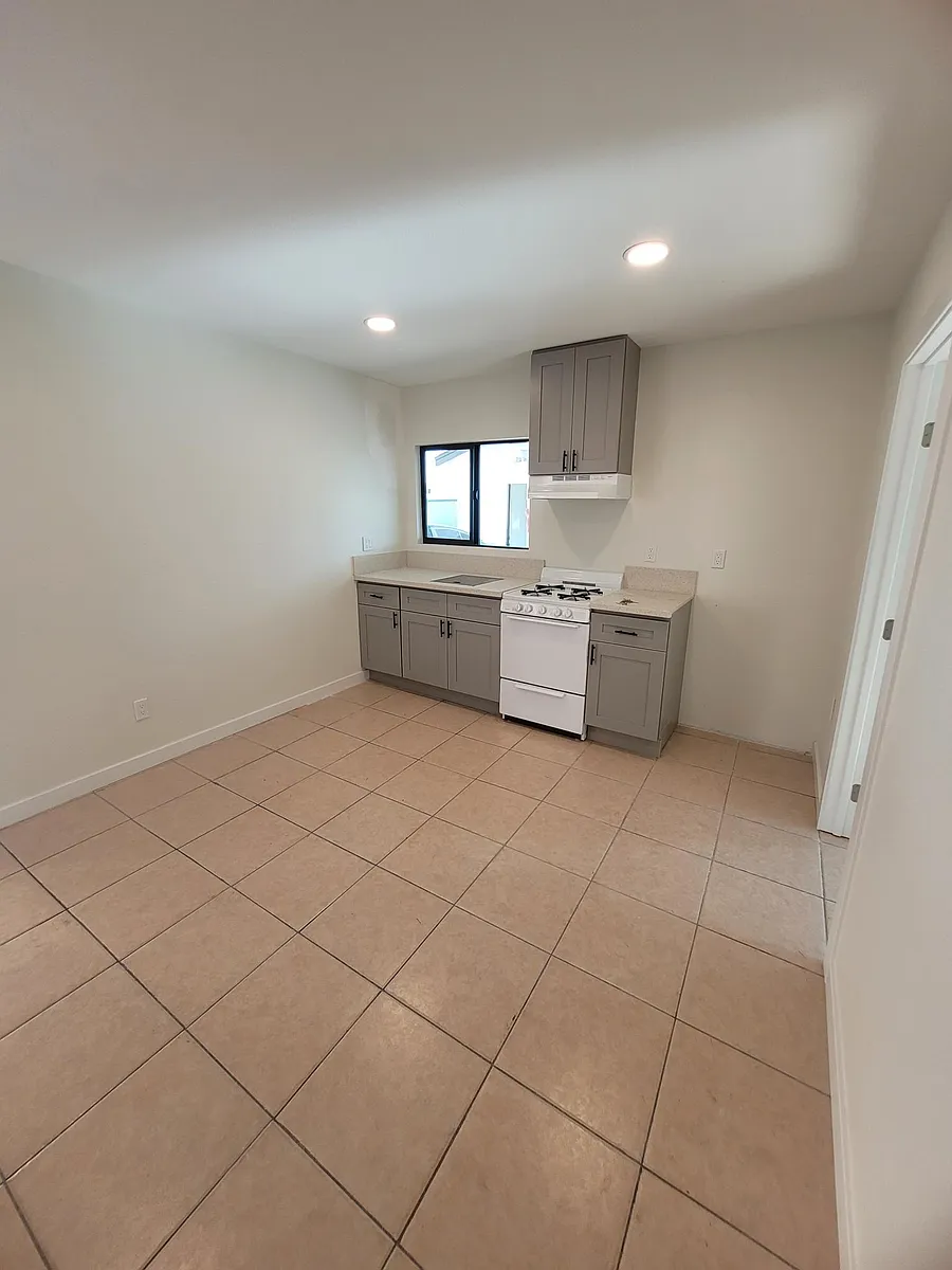 Building Photo - 436 E 92nd St #B