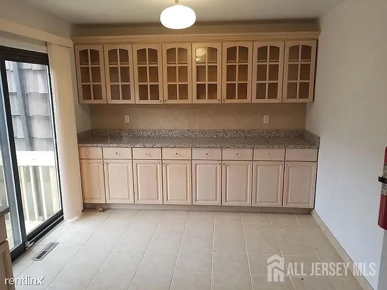 804 Maple Hill Dr — Photo 8