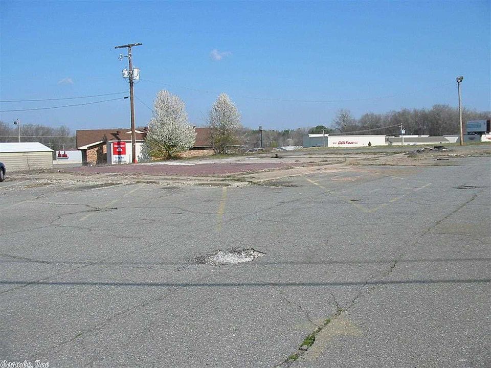 2nd image of 1520 W Main St