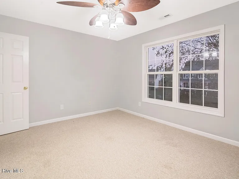 102 Huntington Ct — Photo 15