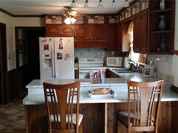 4th image of 457 Putney Ln