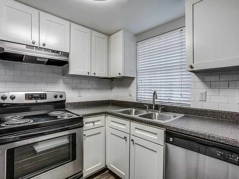 Bellaire Oaks Apartments — Photo 17