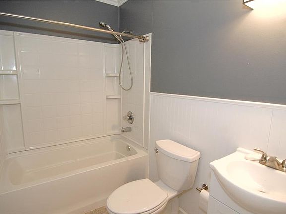 5th image of 211 Ashburn Rd