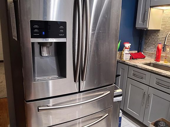 Extra large Fridge w/ice and water
