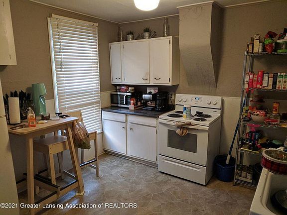 3rd image of 220 W Oakland Ave