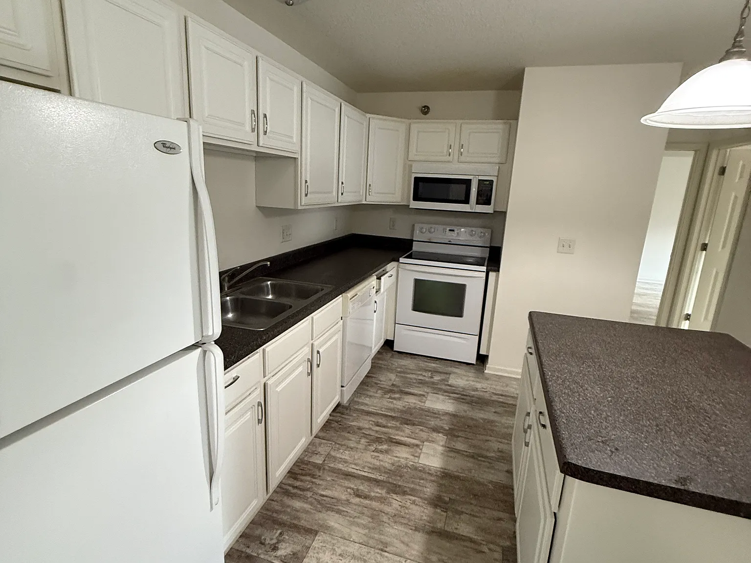 2 bed, 900 sqft, $1,575 — Photo 2